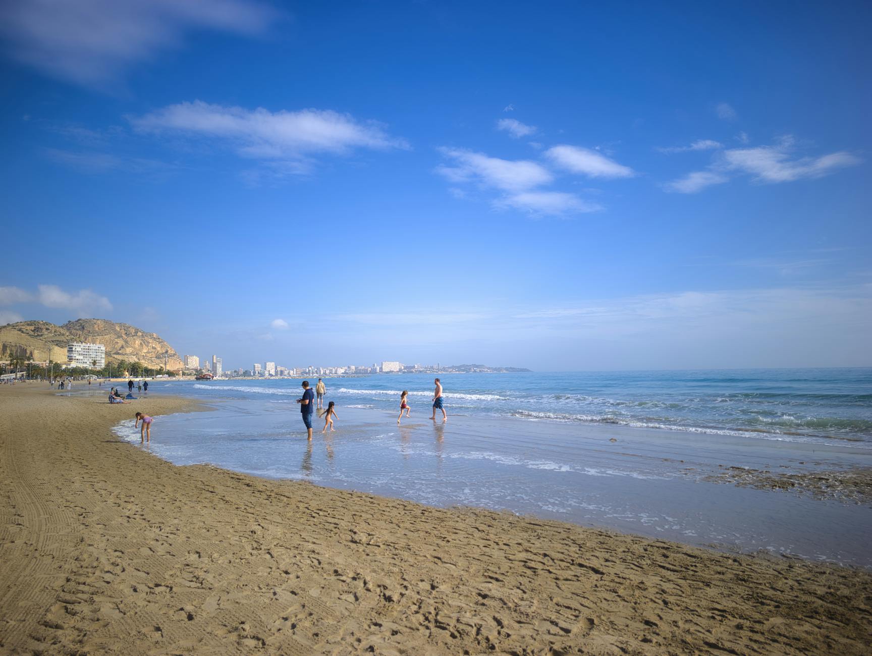 Playa del Postiguet en Alicante, con el Castillo de Santa Bárbara al fondo