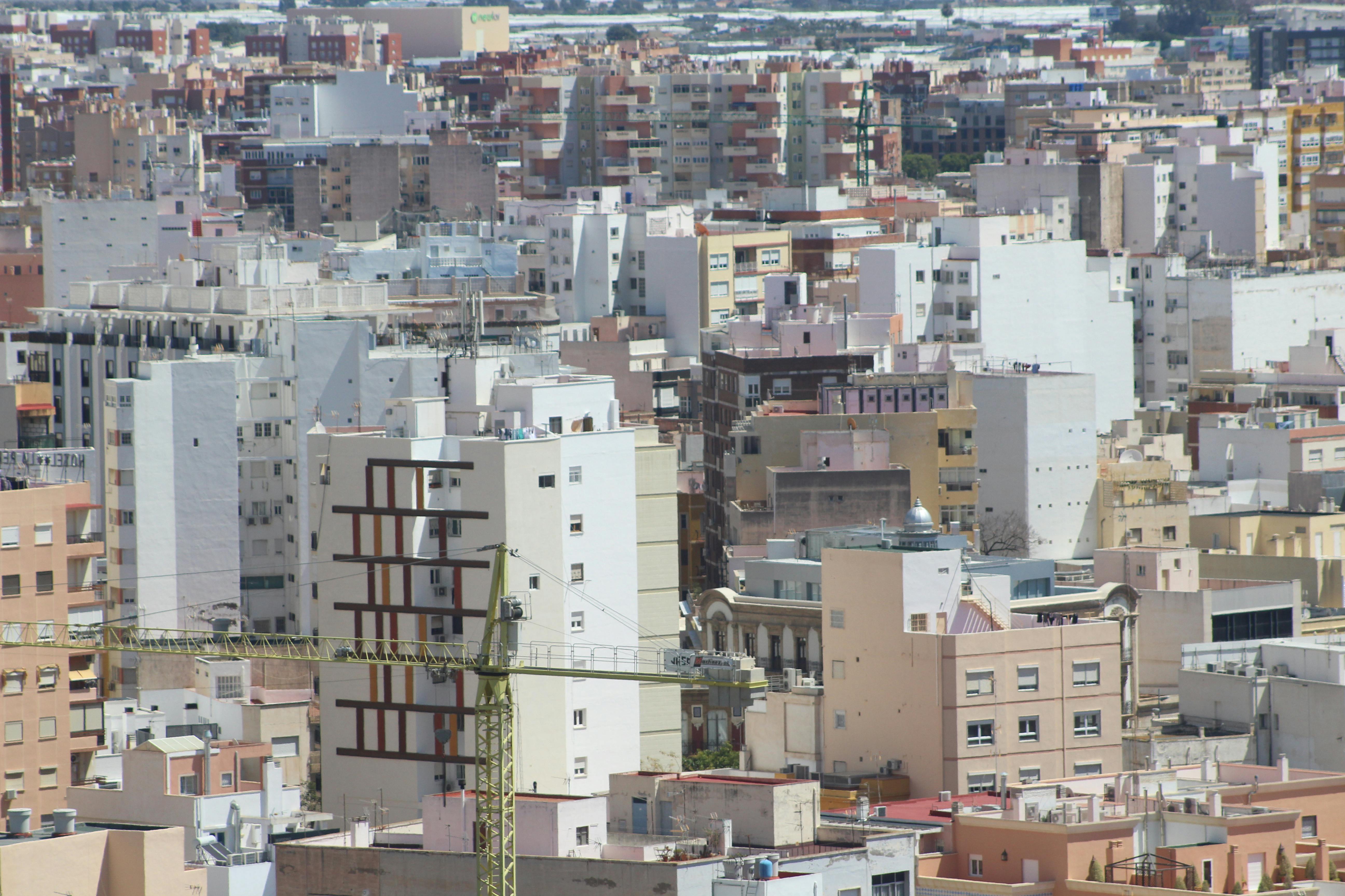 Vista aérea de la ciudad de Almería con su puerto y casco histórico