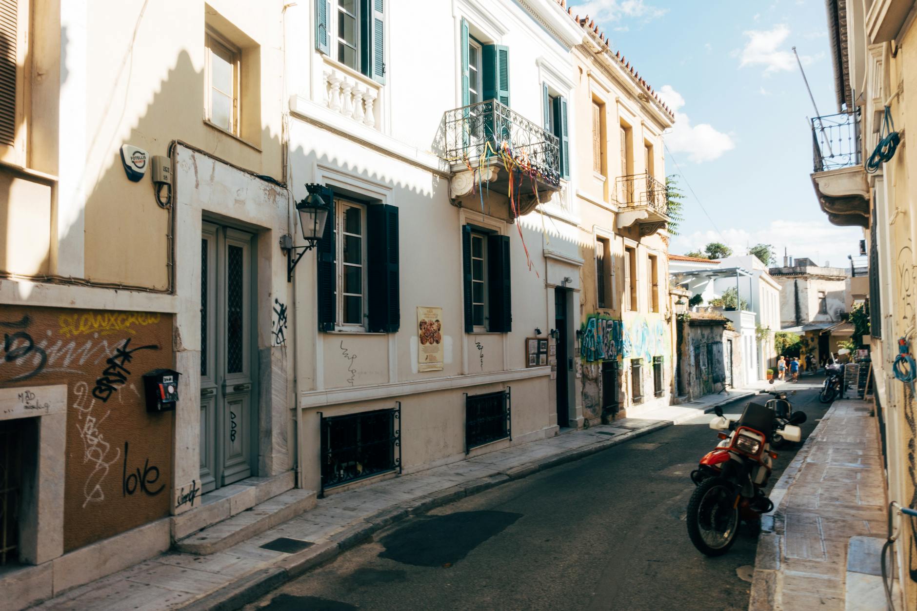 Barrio de Plaka a los pies de la Acrópolis en Atenas