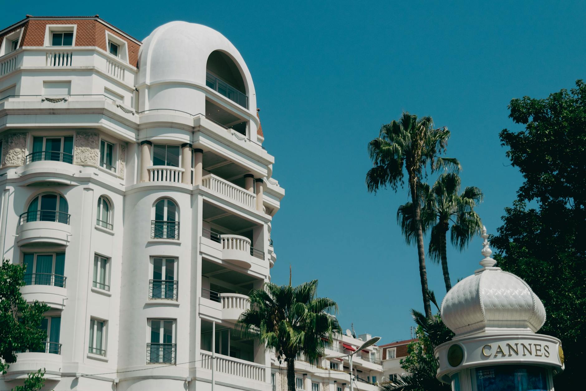 Palacio de Festivales y Congresos de Cannes con la alfombra roja