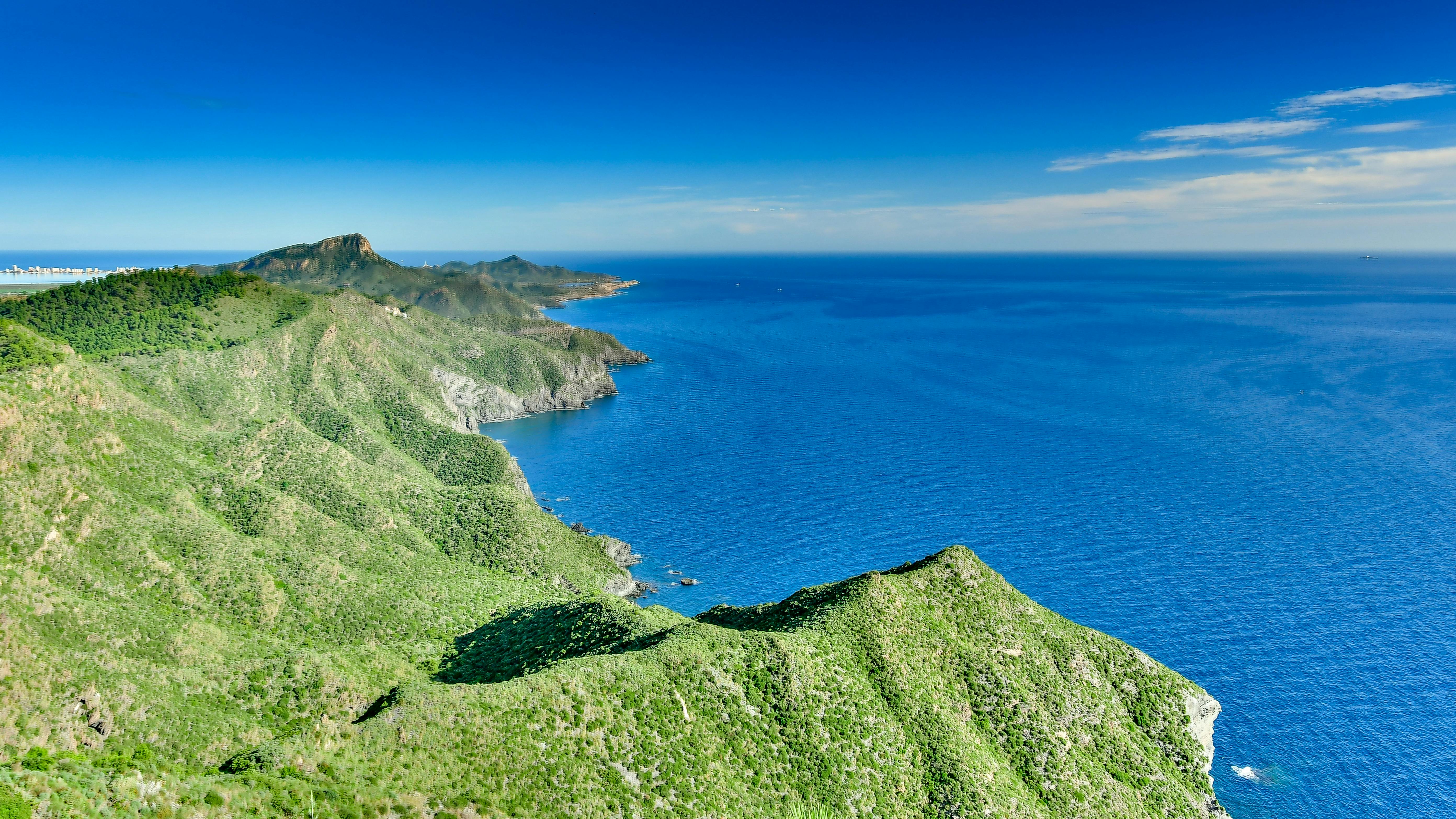 Vista del litoral de Cartagena con el puerto y las montañas verdes