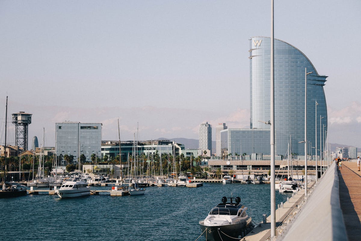 Puerto de Barcelona con embarcaciones junto al Hotel W y el skyline de la ciudad