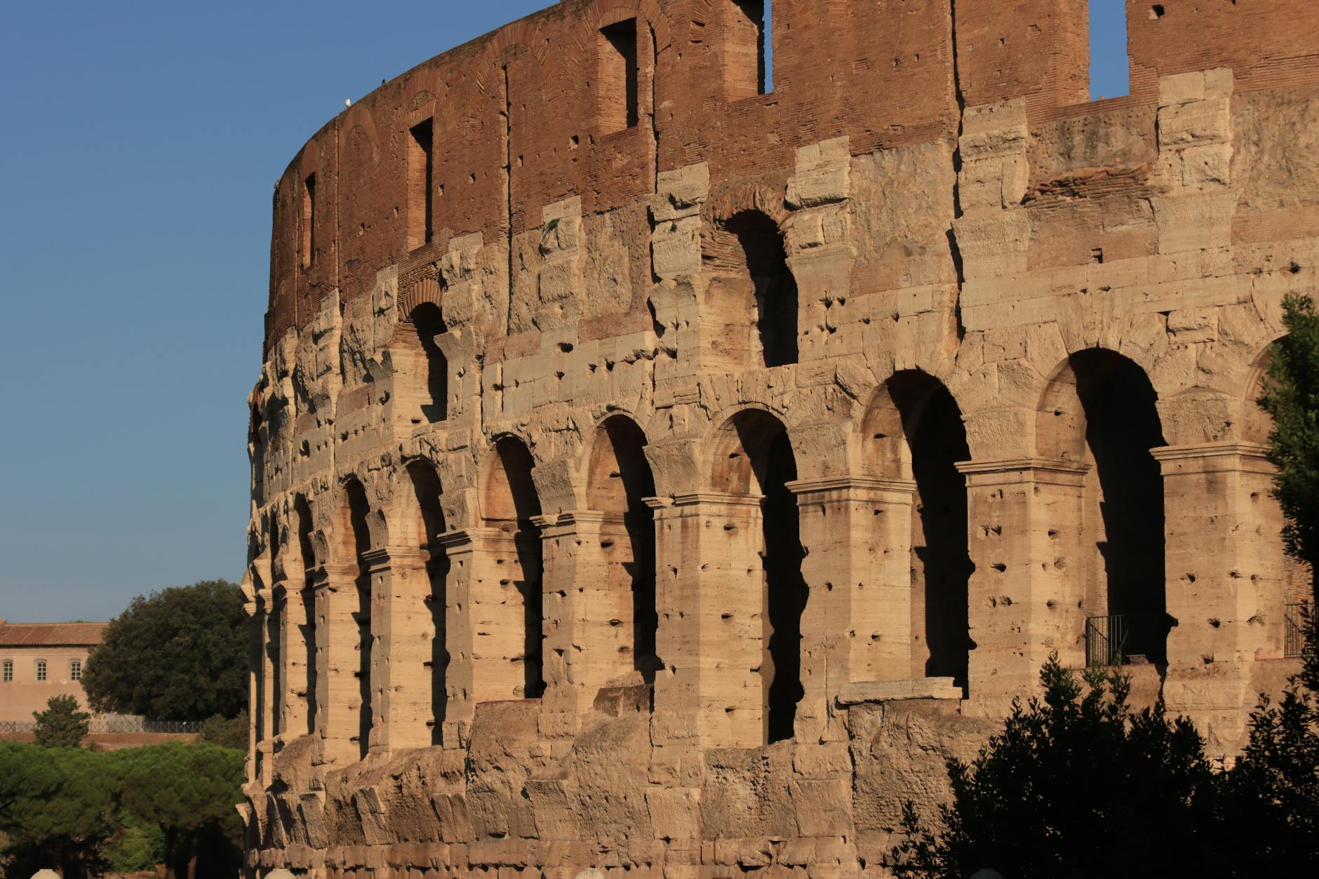 Primer plano del Coliseo de Roma mostrando la arquitectura romana antigua
