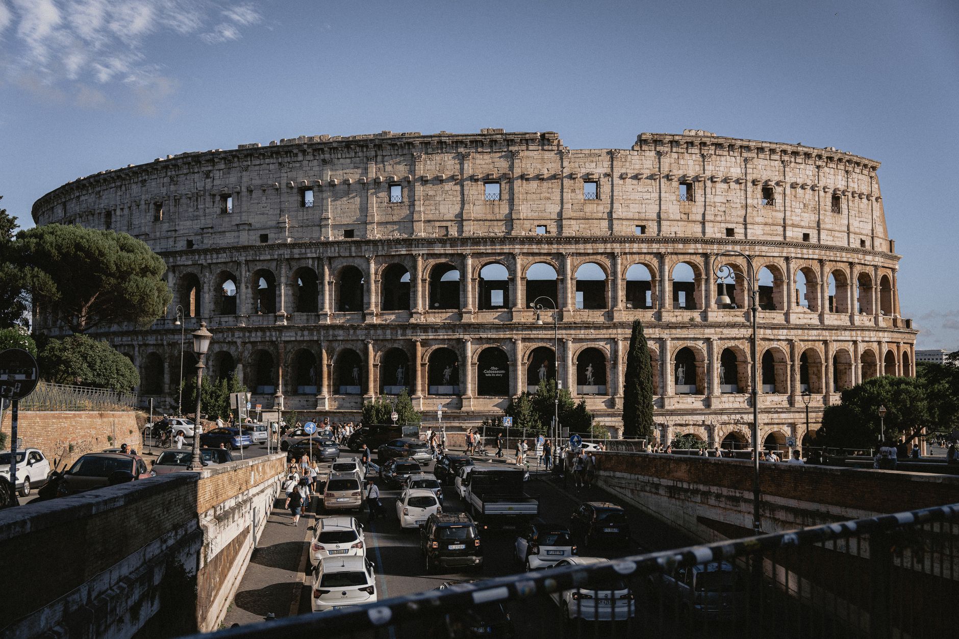 El majestuoso Coliseo de Roma rodeado de la bulliciosa ciudad