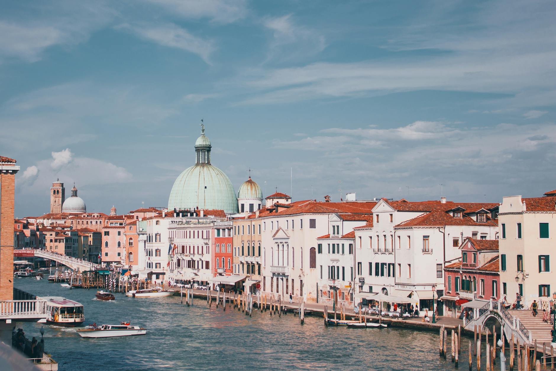 Vista del Gran Canal de Venecia con góndolas y el Puente de Rialto