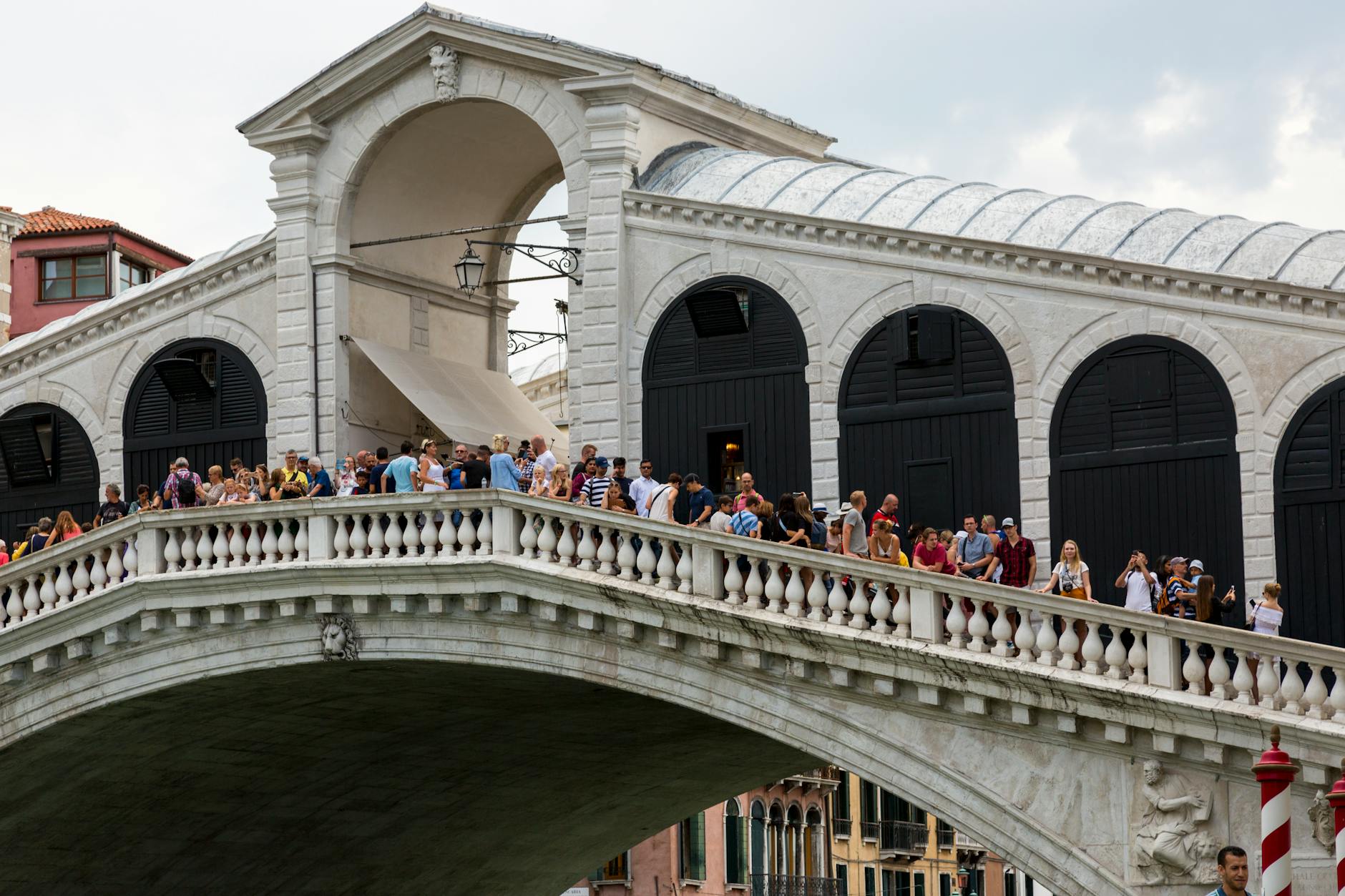 Vista del Puente de Rialto sobre el Gran Canal de Venecia