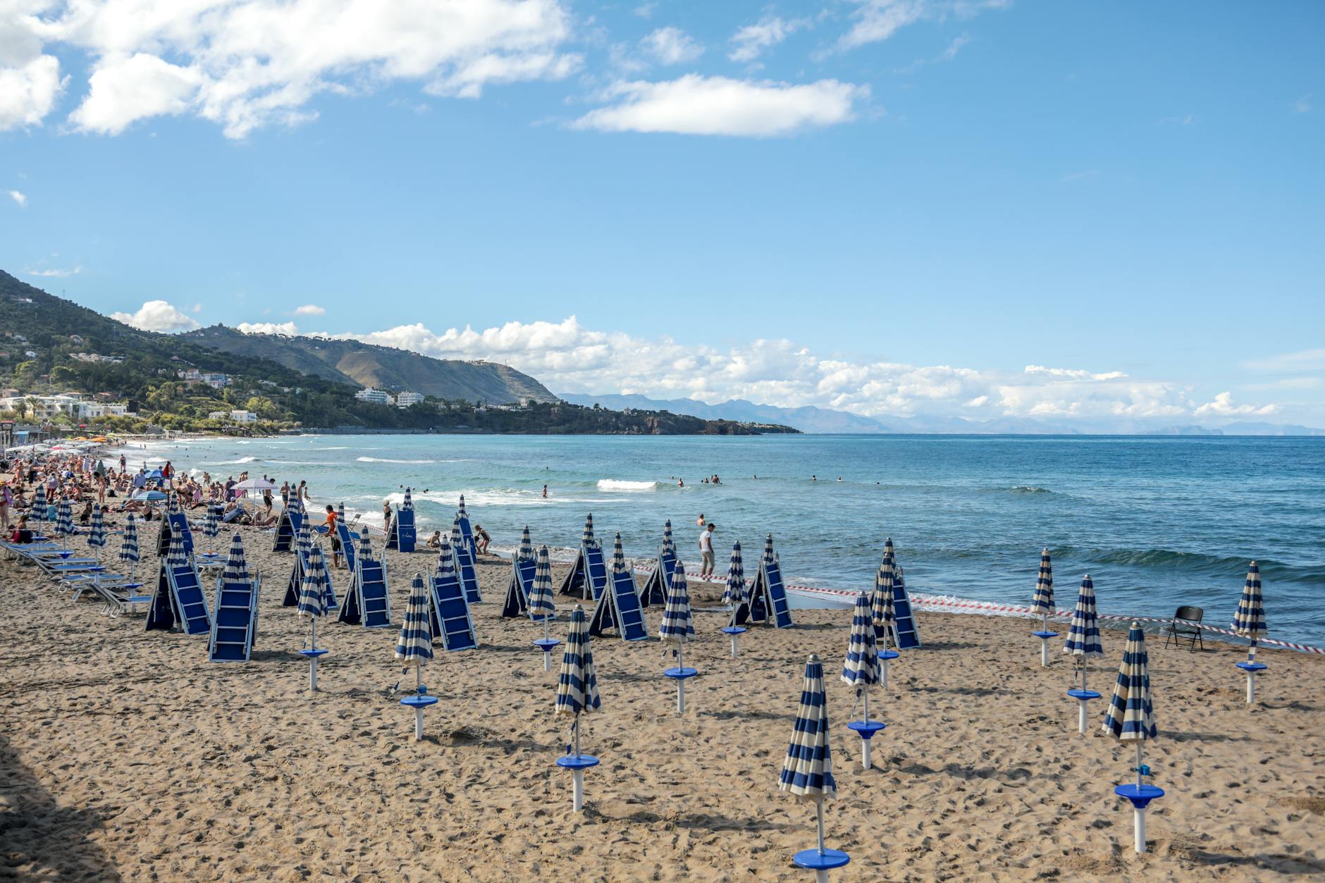 Costa siciliana con mar cristalino