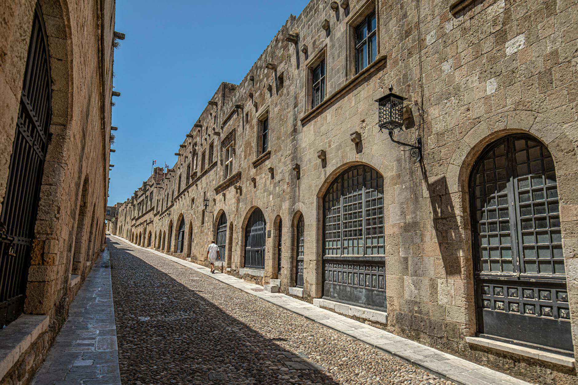 Calle empedrada de la ciudad medieval de Rodas