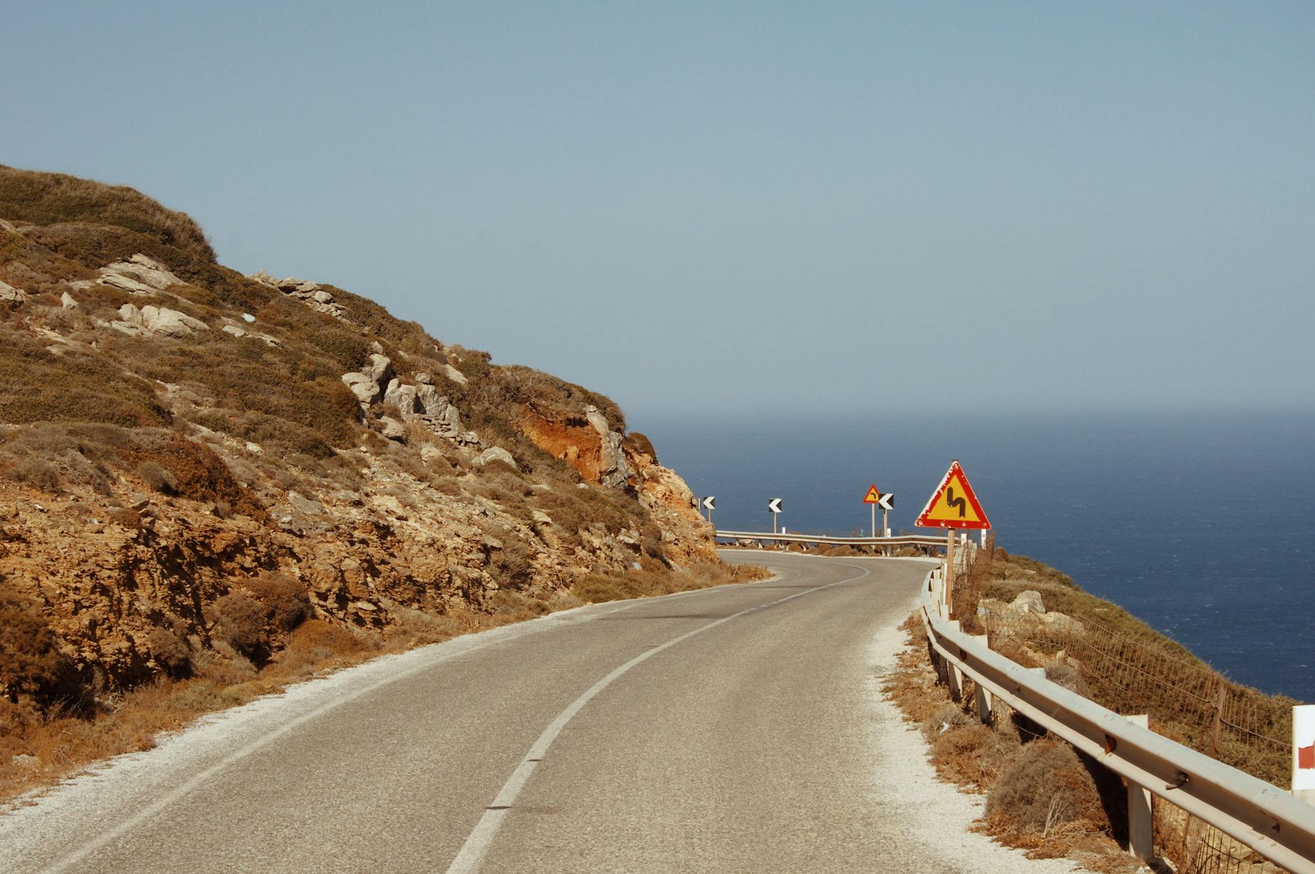 Vista aérea de la costa mediterránea desde un coche en carretera