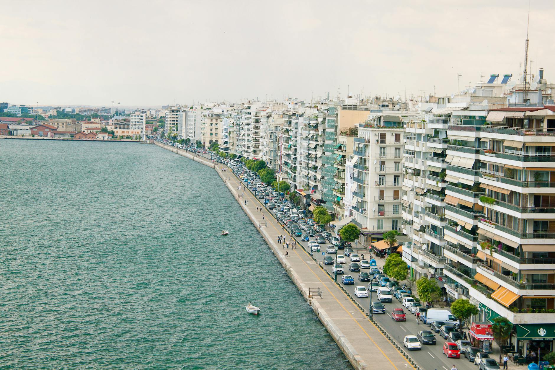 Paseo marítimo de Tesalónica con el mar Egeo al fondo