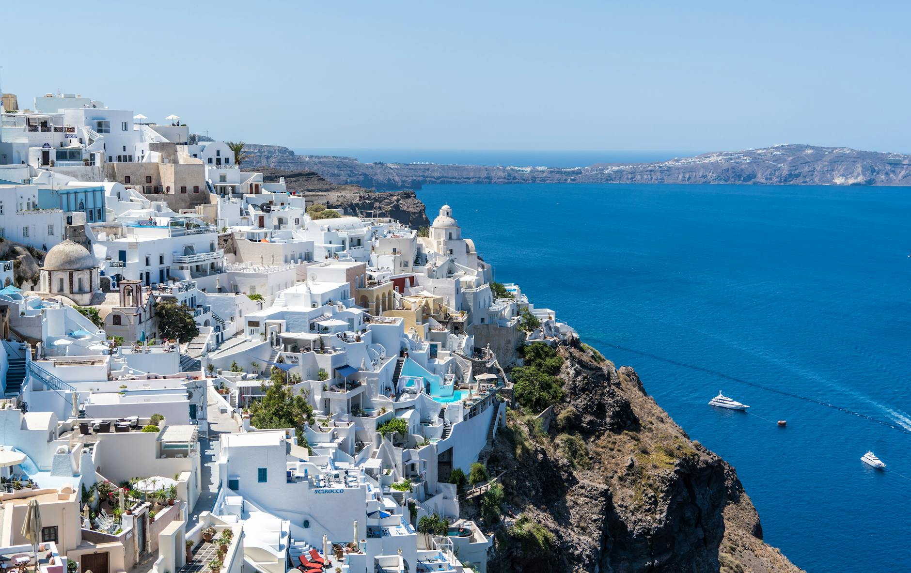 Pueblo blanco tradicional griego con casas encaladas junto al mar